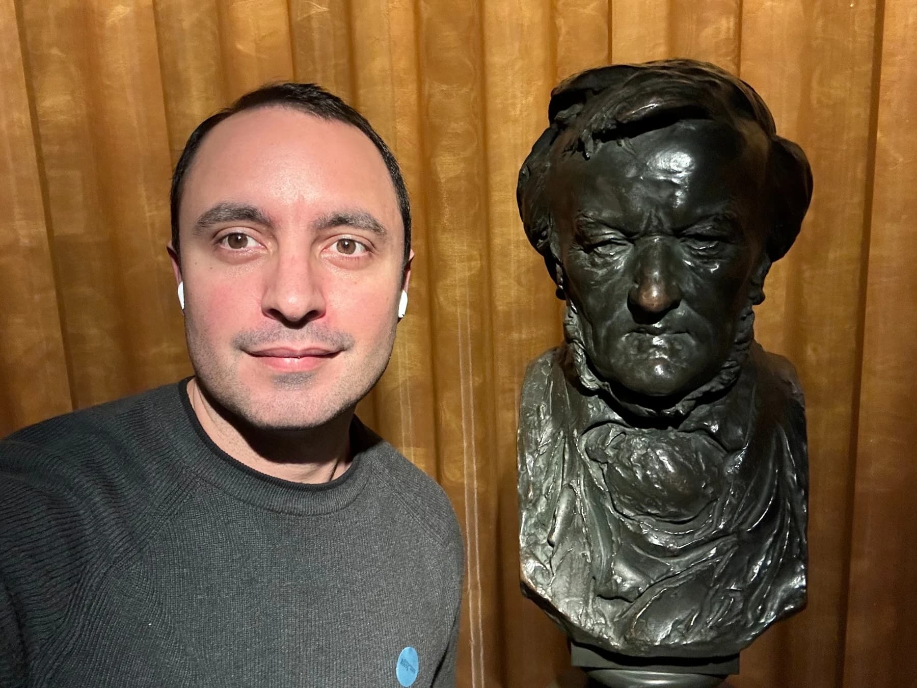 Luis Godoy Alvarez with a Wagner bust in Bayreuth.