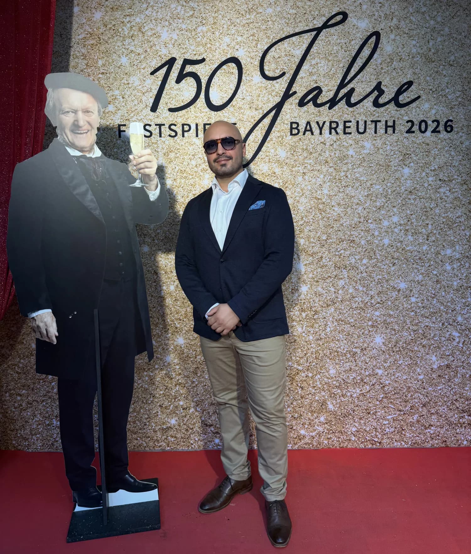 Luis Godoy Alvarez, Autor und Gründer von Wagner Welten, neben einer Richard-Wagner-Figur zum Jubiläum „150 Jahre Festspiele Bayreuth 2026“. Luis Godoy Alvarez, Autor und Gründer von Wagner Welten, neben einer Richard-Wagner-Figur zum Jubiläum „150 Jahre Festspiele Bayreuth 2026“.